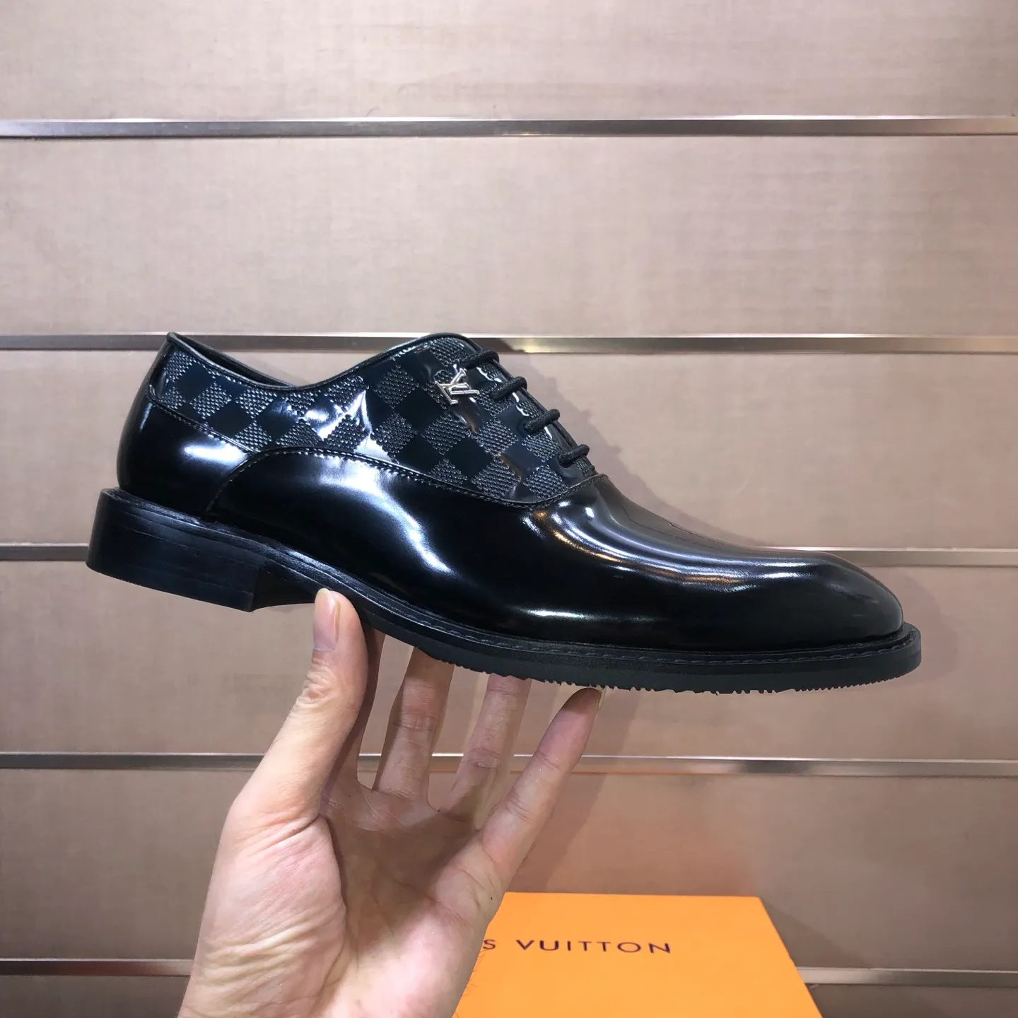 Men's men's shoes💰460💰【LV】(sheepskin lining) formal men's shoes! The high-end formal wear style is luxurious and elegant, with both practicality and style. We pay special attention to quality and details. The original version at the counter is 1:1 ultra-accurate replica👍🏻 The shoe last, leather, workmanship and comfort are not inferior! Material: imported cowhide upper, soft first layer of sheepskin! Code number: 38-45 (45 customized)